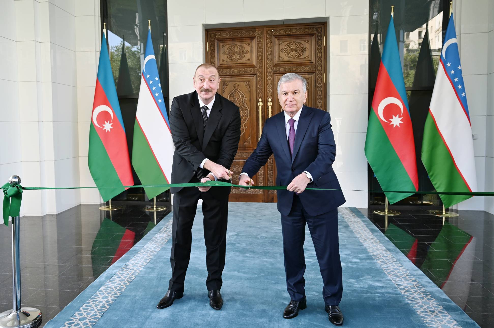 Prezidentlər İlham Əliyev və Şavkat Mirziyoyev Özbəkistan səfirliyinin yeni binasının açılışında iştirak ediblər