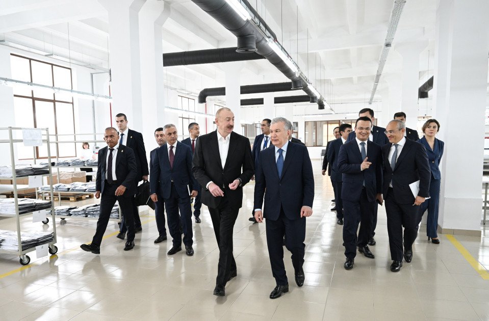 Azərbaycan və Özbəkistan prezidentləri Xankəndidəki “Businesstex JV” tikiş fabrikinin fəaliyyəti ilə tanış olublar