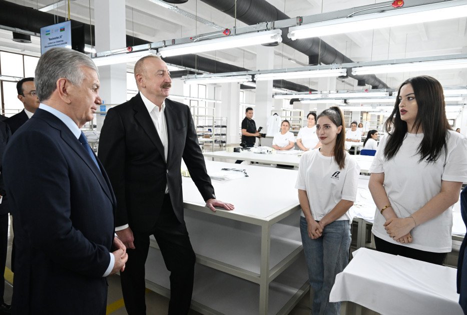 Azərbaycan və Özbəkistan prezidentləri Xankəndidəki “Businesstex JV” tikiş fabrikinin fəaliyyəti ilə tanış olublar