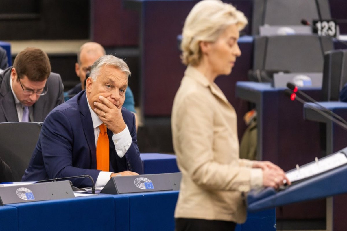 Orban Avropa Komissiyasının Prezidentini vəzifəsindən getməyə çağırıb