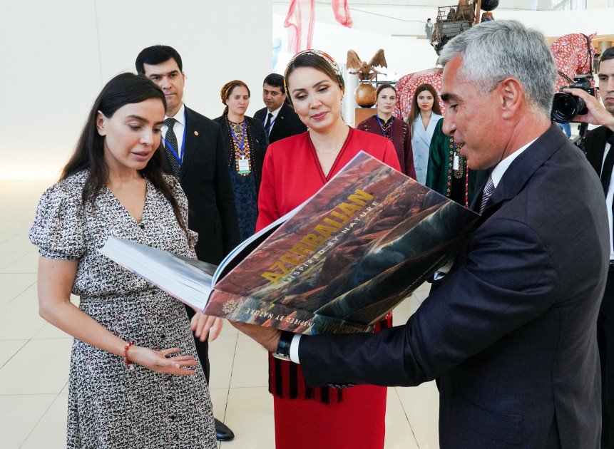 Qurbanqulu Berdiməhəmmədovun qızı Heydər Əliyev Mərkəzində olub