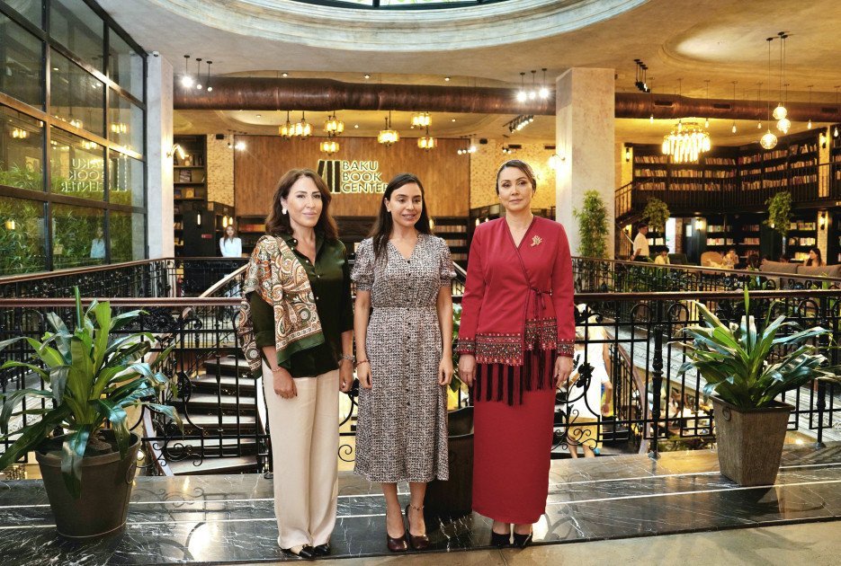 Qurbanqulu Berdiməhəmmədovun qızı Bakı Kitab Mərkəzində olub Qurbanqulu Berdiməhəmmədovun qızı Bakı Kitab Mərkəzində olub