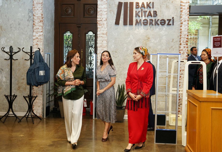 Qurbanqulu Berdiməhəmmədovun qızı Bakı Kitab Mərkəzində olub Qurbanqulu Berdiməhəmmədovun qızı Bakı Kitab Mərkəzində olub