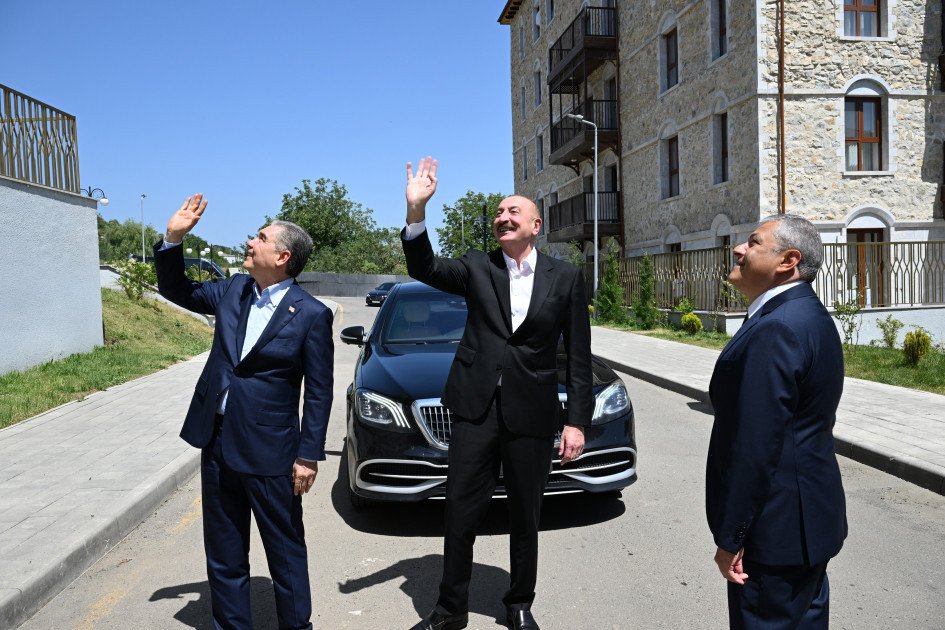 Prezident və Qurbanqulu Berdiməhəmmədov Şuşada inşa edilmiş birinci yaşayış kompleksində olublar