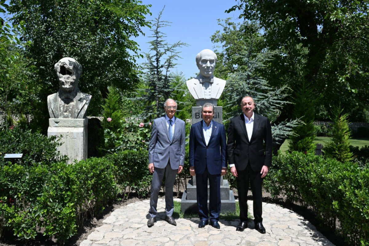 Prezident və Qurbanqulu Berdiməhəmmədov Şuşada Bülbülün ev-muzeyində olublar