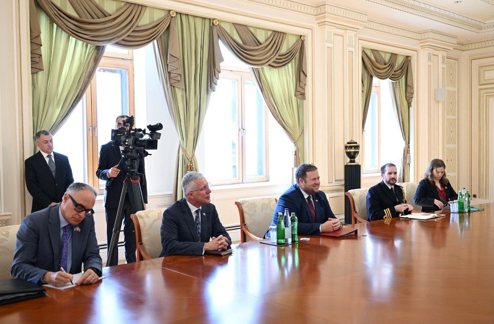 Prezident İlham Əliyev Britaniyanın dövlət nazirini qəbul edib Prezident İlham Əliyev Britaniyanın dövlət nazirini qəbul edib