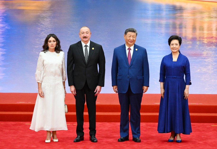 Prezident və birinci xanım Si Cinpinin adından dövlət və hökumət başçılarının şərəfinə verilən ziyafətdə iştirak ediblər