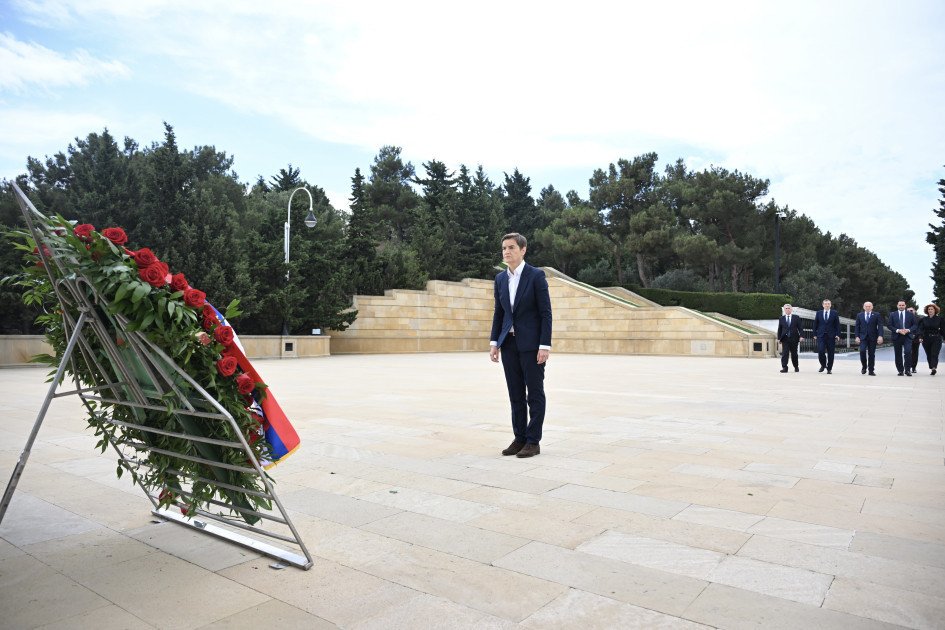 Serbiya Milli Assambleyasının sədri Fəxri və Şəhidlər xiyabanlarını ziyarət edib Serbiya Milli Assambleyasının sədri Fəxri və Şəhidlər xiyabanlarını ziyarət edib