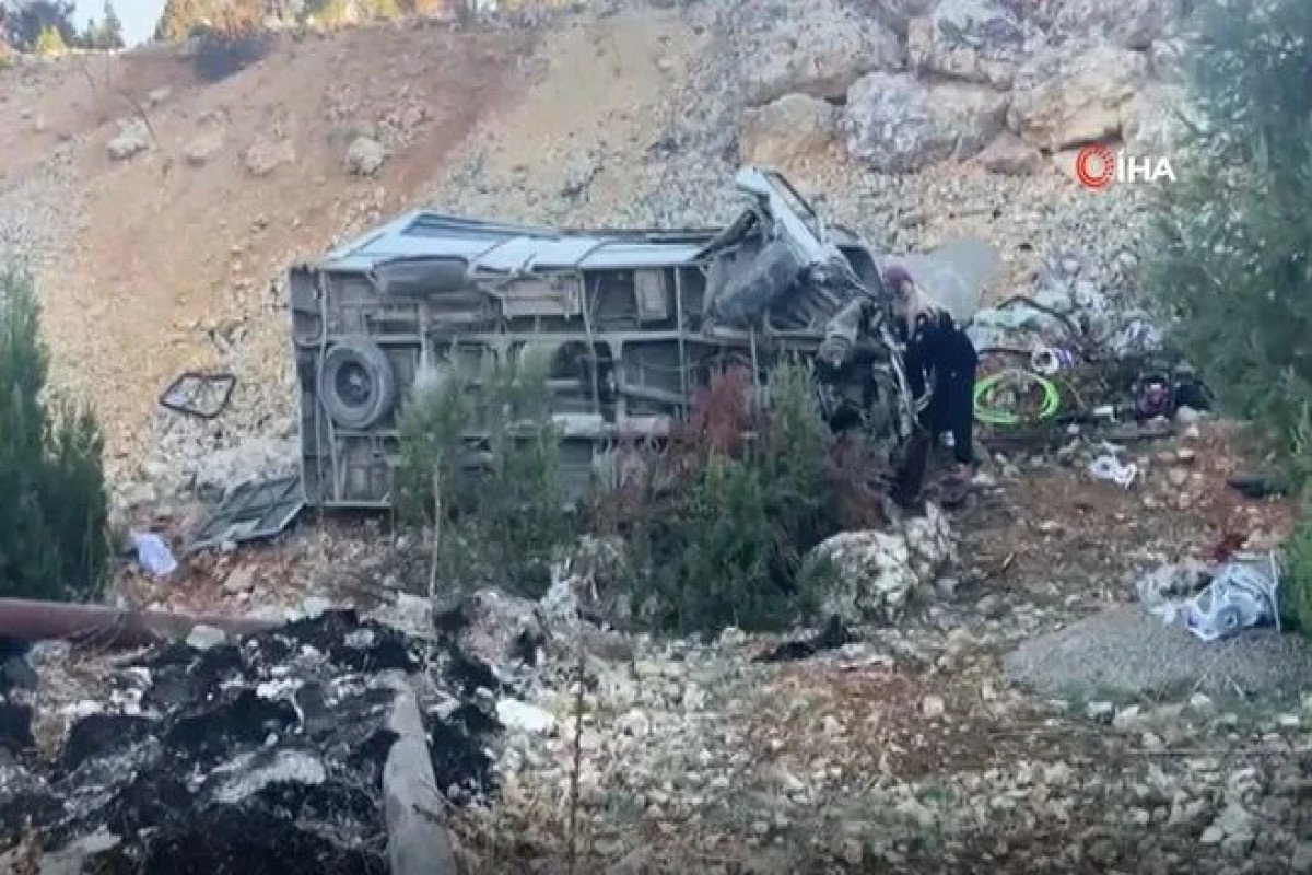 Türkiyədə avtobus dərəyə yuvarlanıb, 5 nəfər ölüb, 14 nəfər yaralanıb