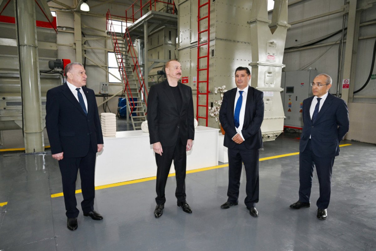 Prezident İlham Əliyev Sabirabadda pambıq emalı zavodunun fəaliyyəti ilə tanış olub