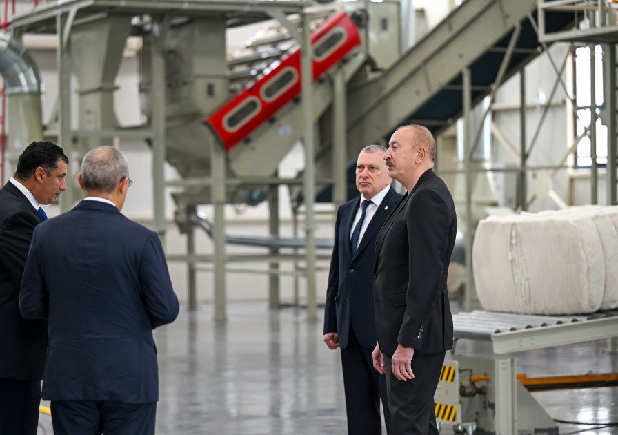 Prezident İlham Əliyev Sabirabadda pambıq emalı zavodunun fəaliyyəti ilə tanış olub