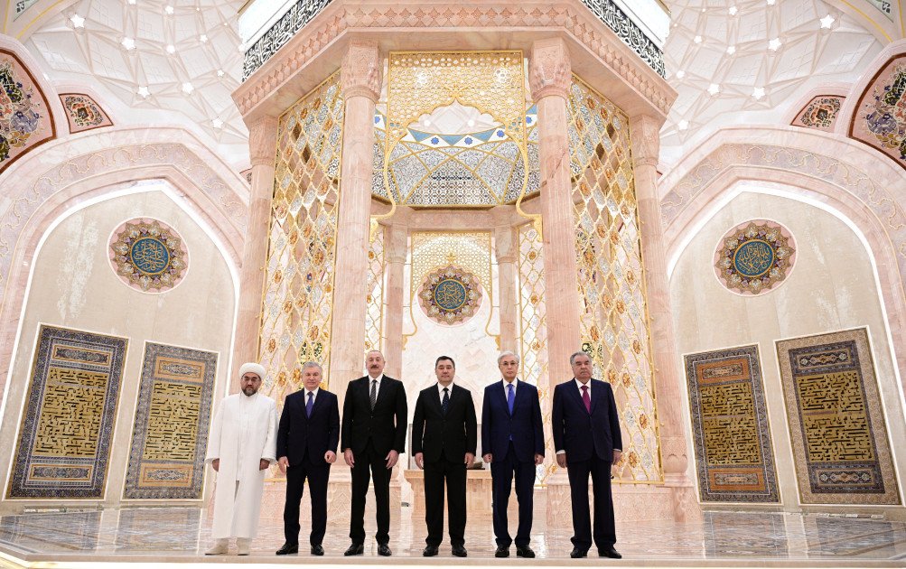 Prezident İlham Əliyev Daşkənddə İslam Sivilizasiyası Mərkəzi ilə tanış olub Prezident İlham Əliyev Daşkənddə İslam Sivilizasiyası Mərkəzi ilə tanış olub