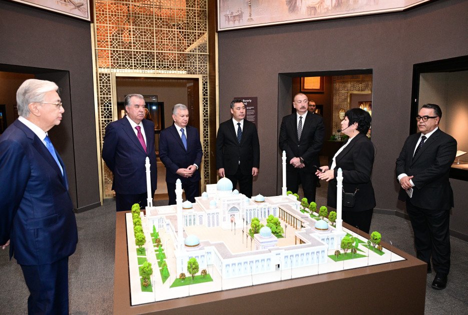 Prezident İlham Əliyev Daşkənddə İslam Sivilizasiyası Mərkəzi ilə tanış olub Prezident İlham Əliyev Daşkənddə İslam Sivilizasiyası Mərkəzi ilə tanış olub