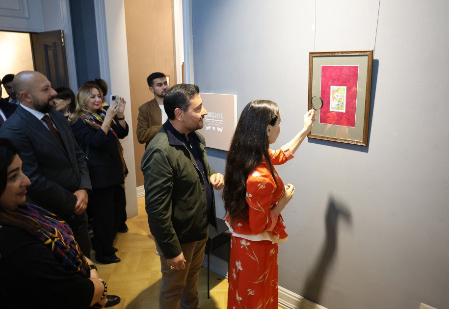Bakıda tanınmış özbək miniatür ustası Cahangir Aşurovun sərgisi açılıb Bakıda tanınmış özbək miniatür ustası Cahangir Aşurovun sərgisi açılıb