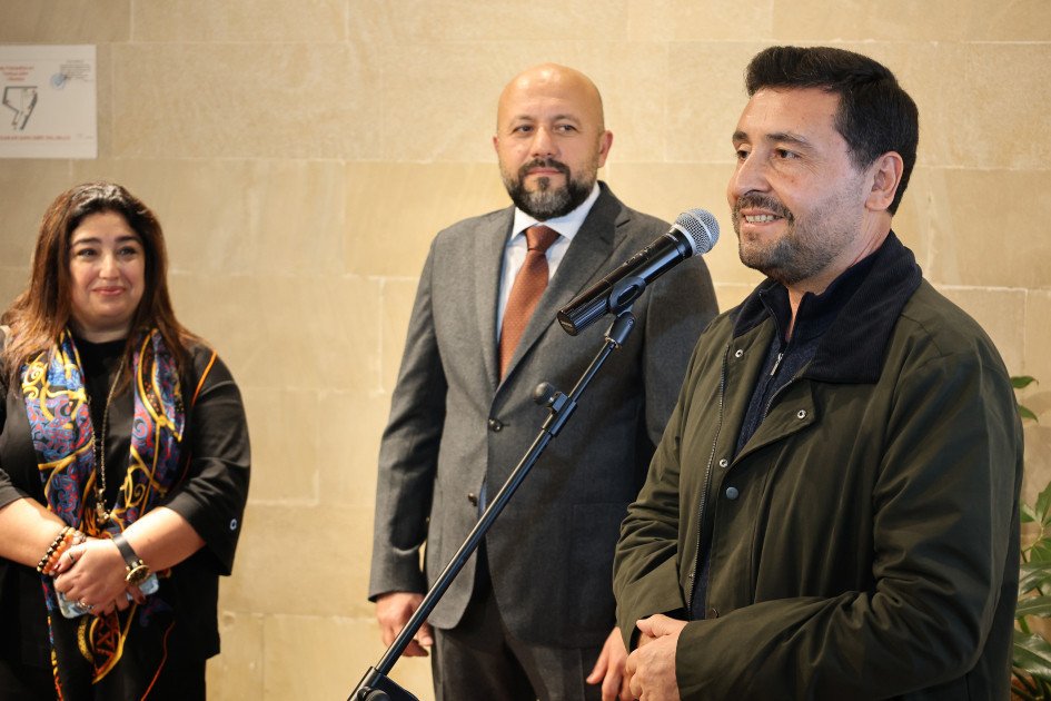 Bakıda tanınmış özbək miniatür ustası Cahangir Aşurovun sərgisi açılıb Bakıda tanınmış özbək miniatür ustası Cahangir Aşurovun sərgisi açılıb