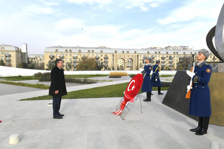 Cevdet Yılmaz Zəfər abidəsini ziyarət edib