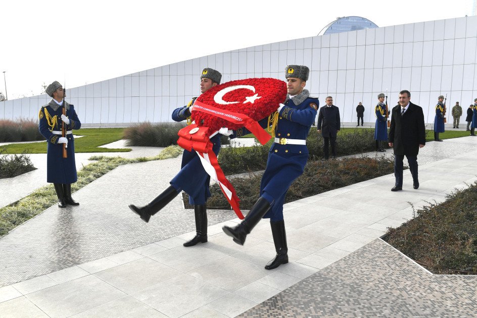 Cevdet Yılmaz Zəfər abidəsini ziyarət edib