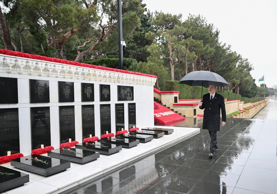 Prezident İlham Əliyev 20 Yanvar şəhidlərinin xatirəsini yad edib