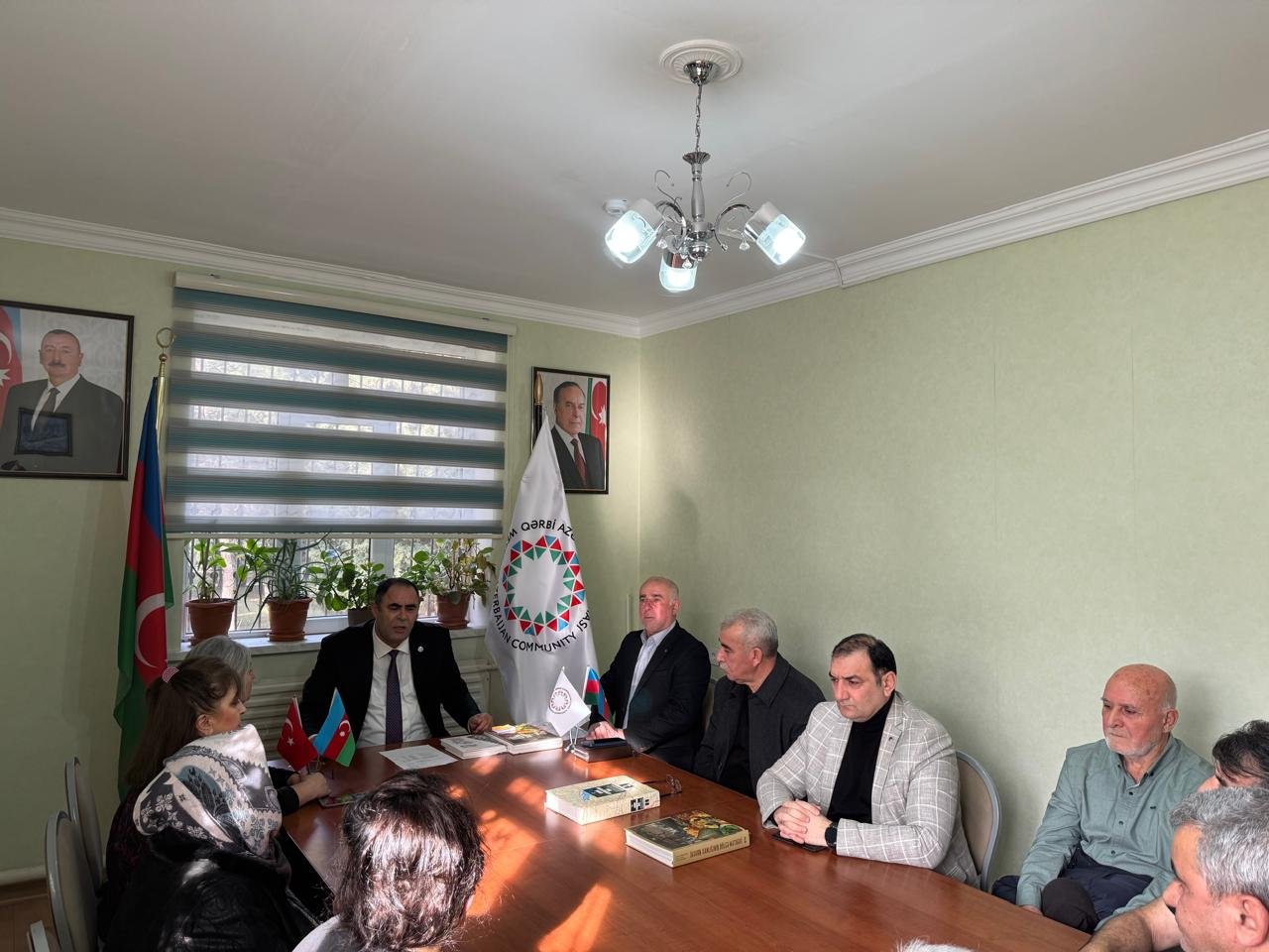 Qərbi Azərbaycan İcmasının Suraxanı rayon nümayəndəliyində yeni üzvlərə vəsiqələr təqdim edilib 