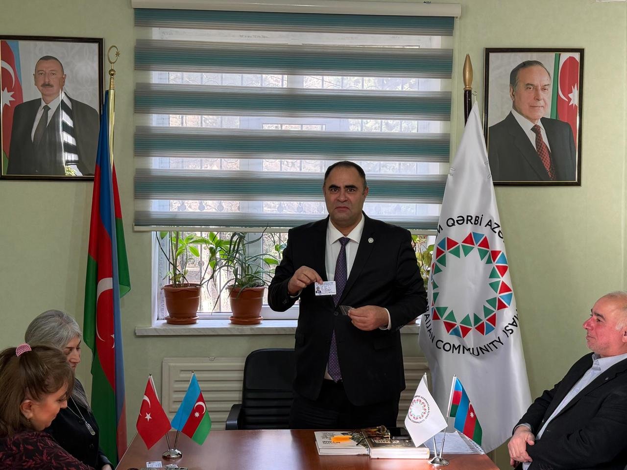 Qərbi Azərbaycan İcmasının Suraxanı rayon nümayəndəliyində yeni üzvlərə vəsiqələr təqdim edilib 