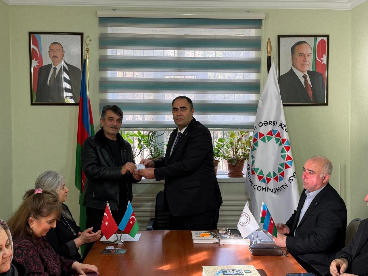 Qərbi Azərbaycan İcmasının Suraxanı rayon nümayəndəliyində yeni üzvlərə vəsiqələr təqdim edilib 
