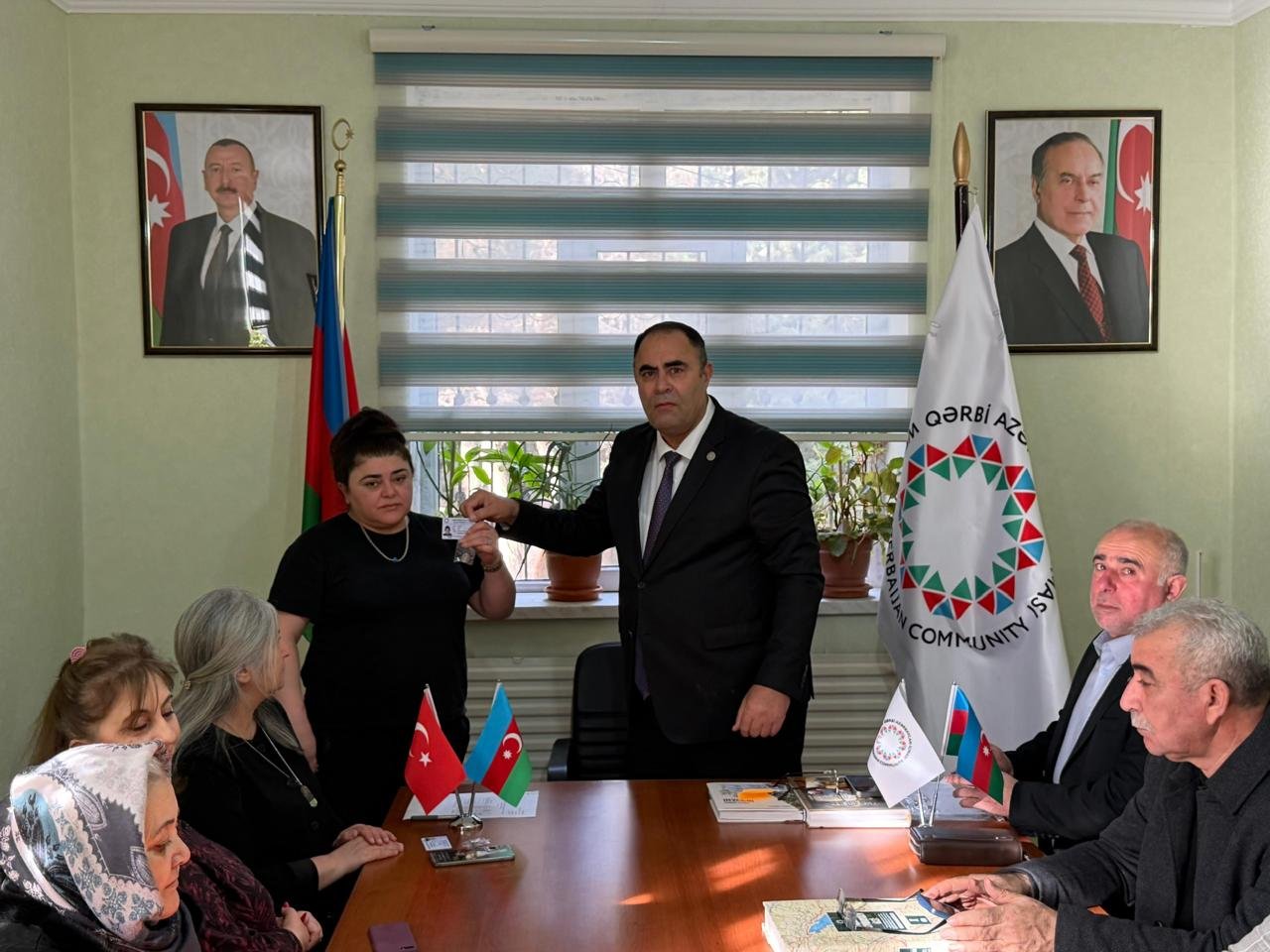 Qərbi Azərbaycan İcmasının Suraxanı rayon nümayəndəliyində yeni üzvlərə vəsiqələr təqdim edilib 