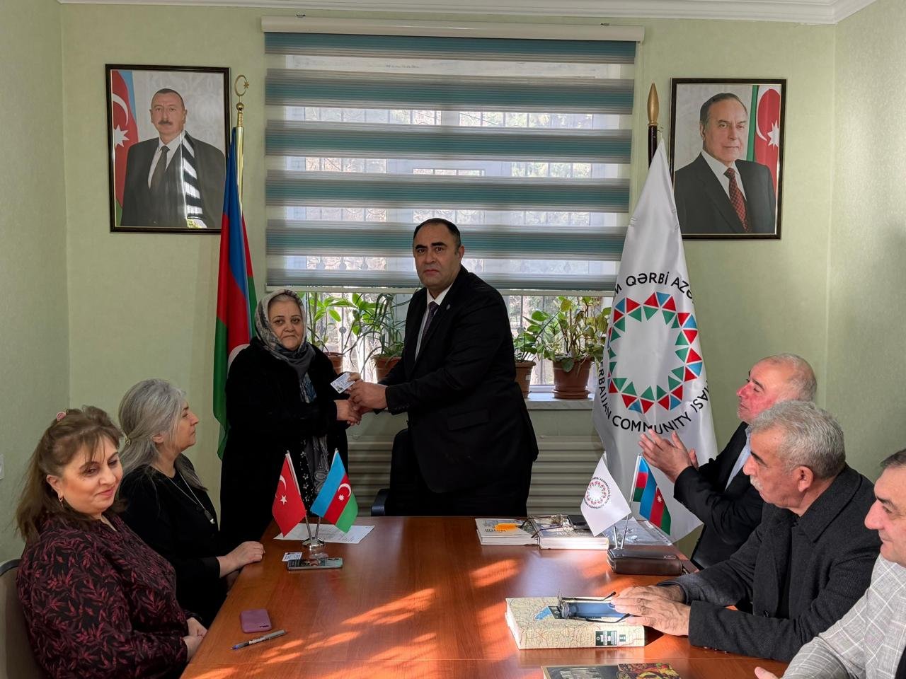 Qərbi Azərbaycan İcmasının Suraxanı rayon nümayəndəliyində yeni üzvlərə vəsiqələr təqdim edilib 