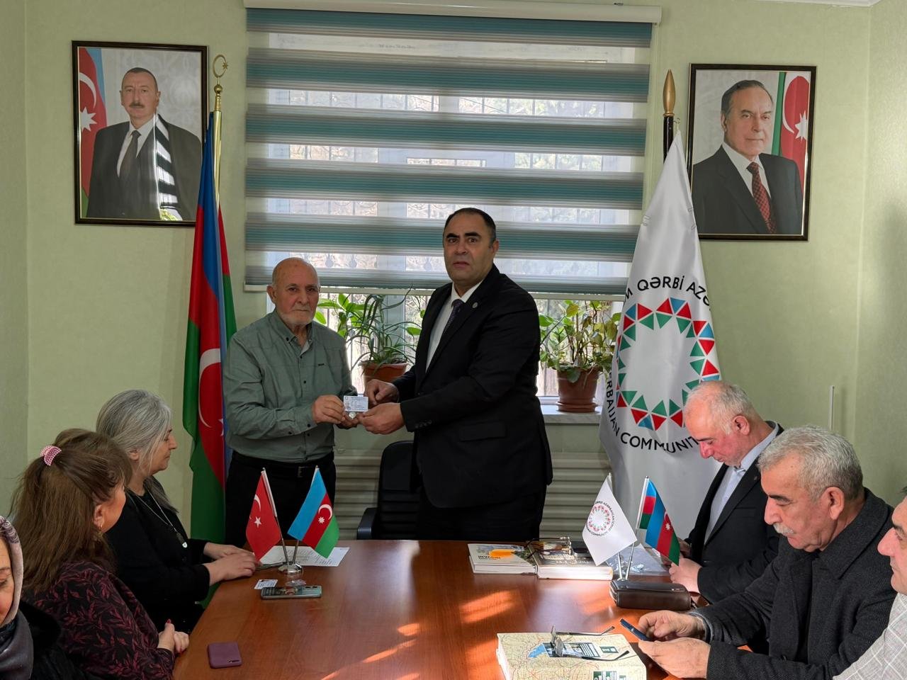 Qərbi Azərbaycan İcmasının Suraxanı rayon nümayəndəliyində yeni üzvlərə vəsiqələr təqdim edilib 