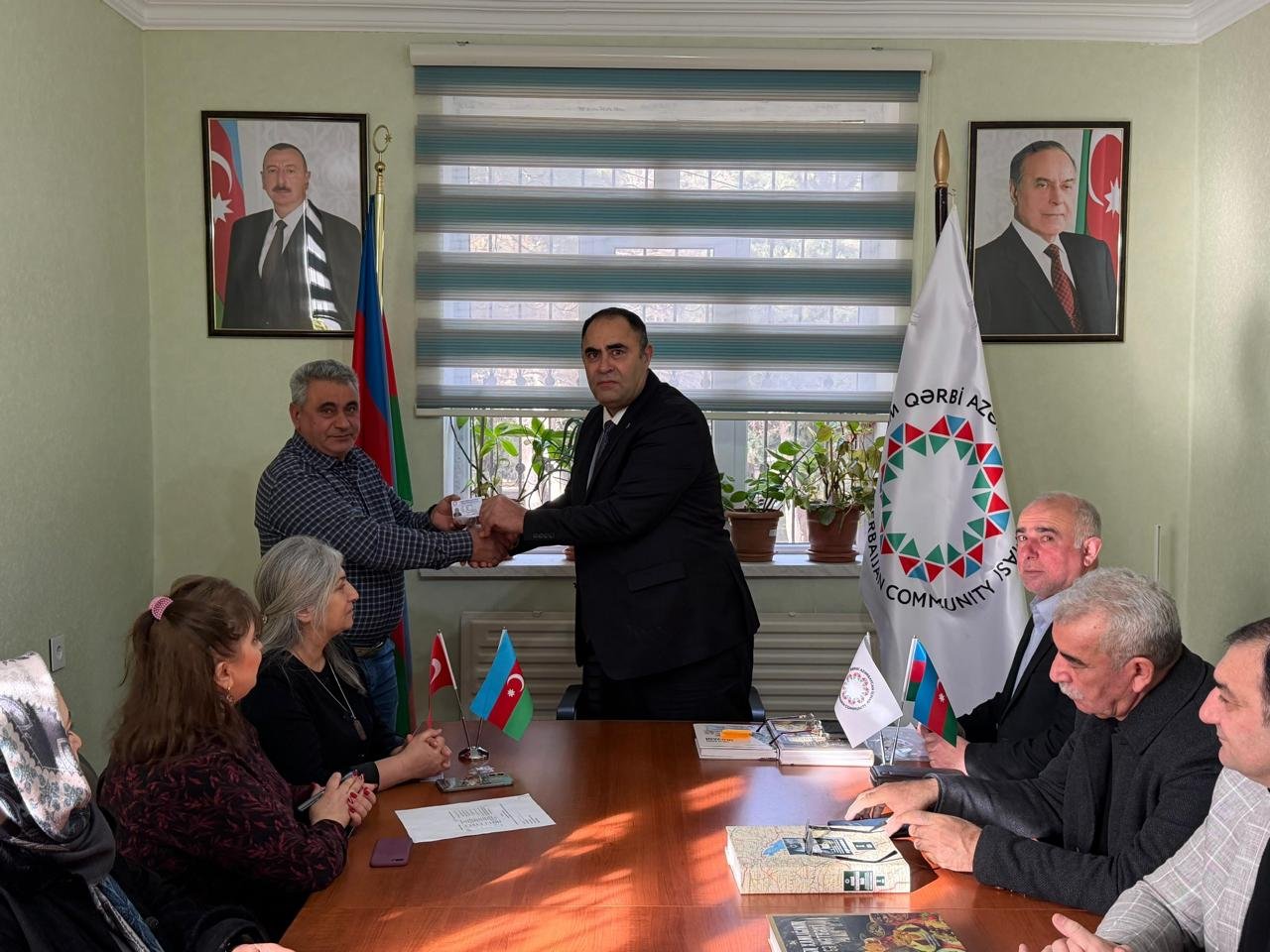 Qərbi Azərbaycan İcmasının Suraxanı rayon nümayəndəliyində yeni üzvlərə vəsiqələr təqdim edilib 