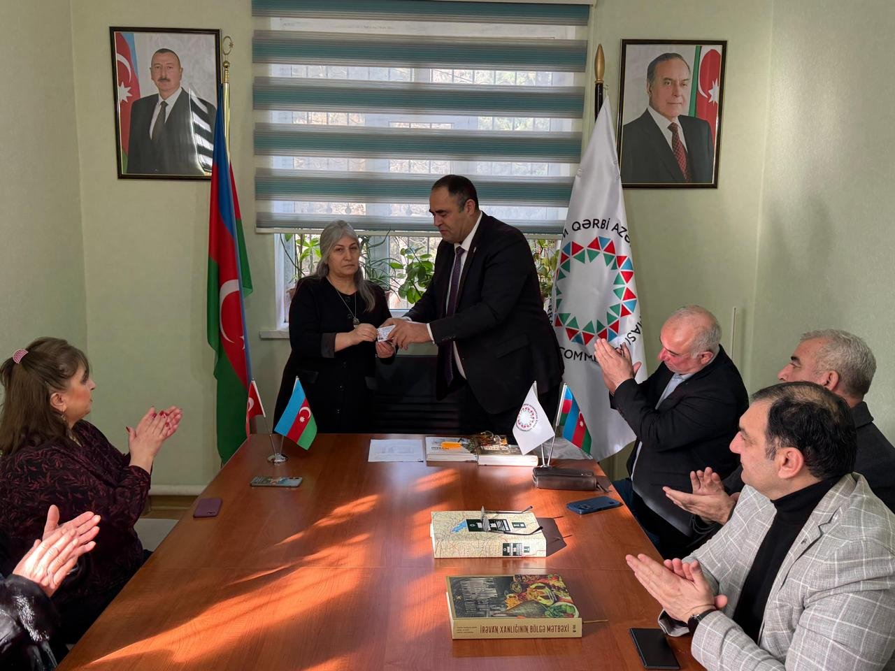 Qərbi Azərbaycan İcmasının Suraxanı rayon nümayəndəliyində yeni üzvlərə vəsiqələr təqdim edilib 