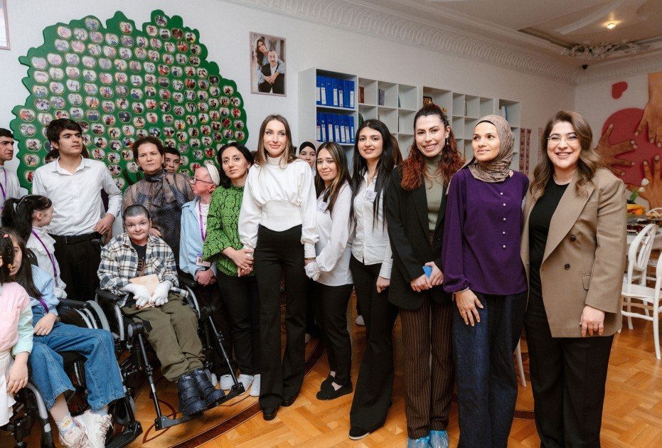 Leyla Əliyeva, Arzu Əliyeva və Alena Əliyeva “Yaşama Dəstək” Mərkəzində olublar