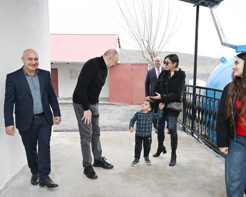 Prezident Xocavəndin Xanoba kəndində fərdi evlərin və infrastrukturun bərpa işləri ilə tanış olub Prezident Xocavəndin Xanoba kəndində fərdi evlərin və infrastrukturun bərpa işləri ilə tanış olub