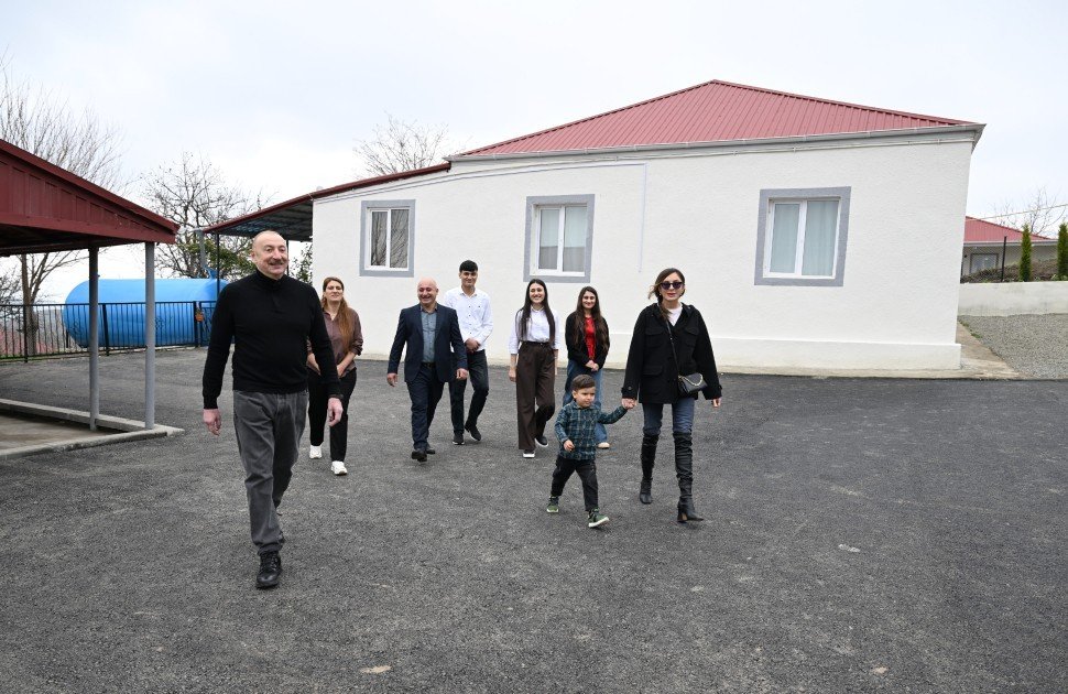 Prezident Xocavəndin Xanoba kəndində fərdi evlərin və infrastrukturun bərpa işləri ilə tanış olub Prezident Xocavəndin Xanoba kəndində fərdi evlərin və infrastrukturun bərpa işləri ilə tanış olub