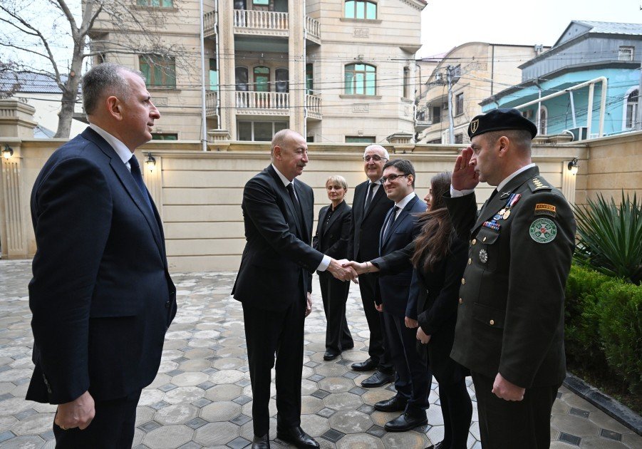 Prezident İlham Əliyev Gürcüstanın Azərbaycandakı səfirliyində olub, başsağlığı verib