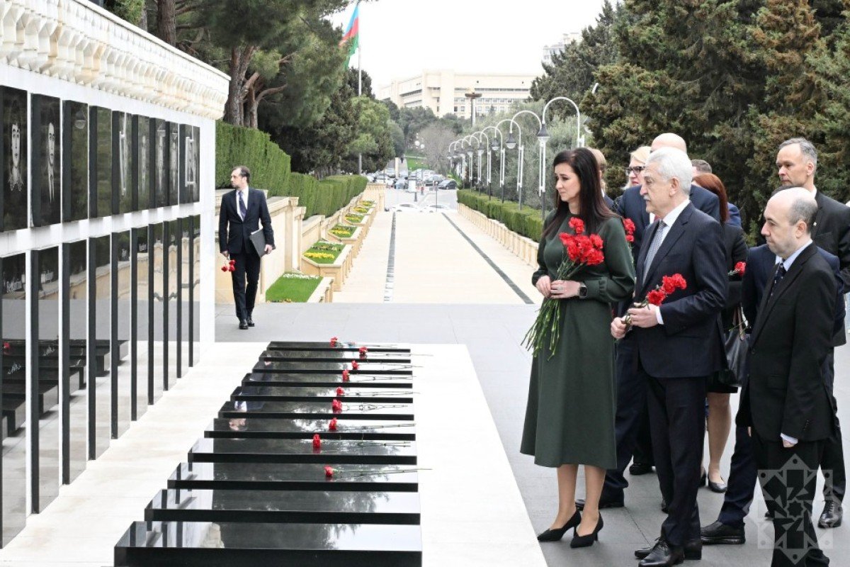 Litvanın Baş naziri Bakıda şəhidlərin xatirəsini anıb
