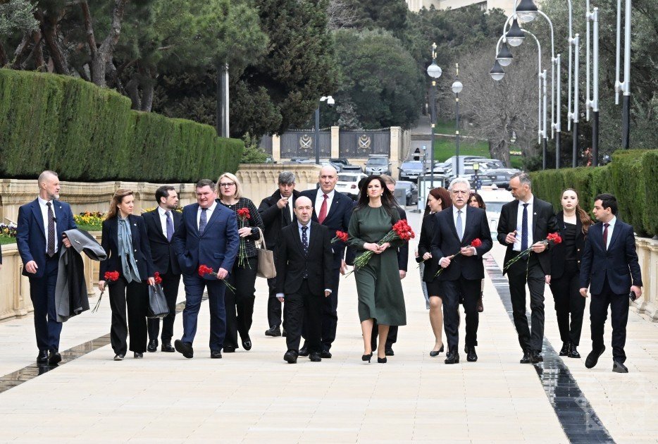 Litvanın Baş naziri Bakıda şəhidlərin xatirəsini anıb