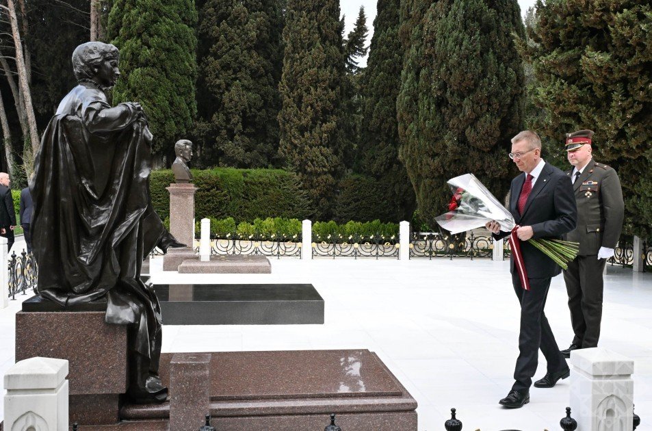 Latviya Prezidenti Ulu Öndər Heydər Əliyevin məzarını ziyarət edib