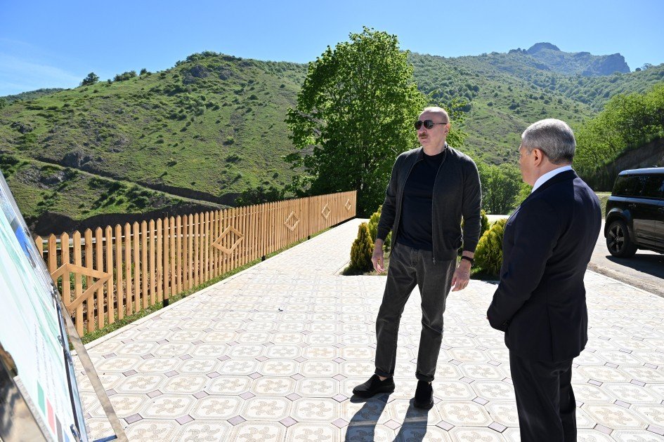 Prezident İlham Əliyev Şuşanın Böyük Qaladərəsi kəndində görülən işlərlə tanış olub, sakinlərlə görüşüb