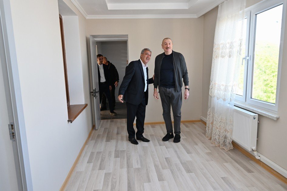Prezident İlham Əliyev Şuşanın Böyük Qaladərəsi kəndində görülən işlərlə tanış olub, sakinlərlə görüşüb