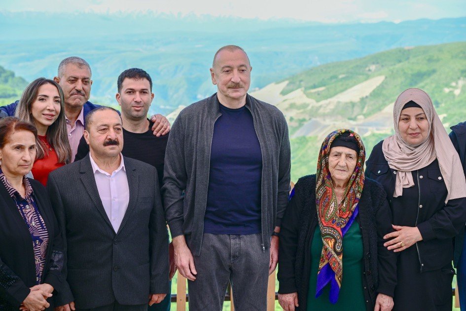Prezident İlham Əliyev Şuşanın Böyük Qaladərəsi kəndində görülən işlərlə tanış olub, sakinlərlə görüşüb