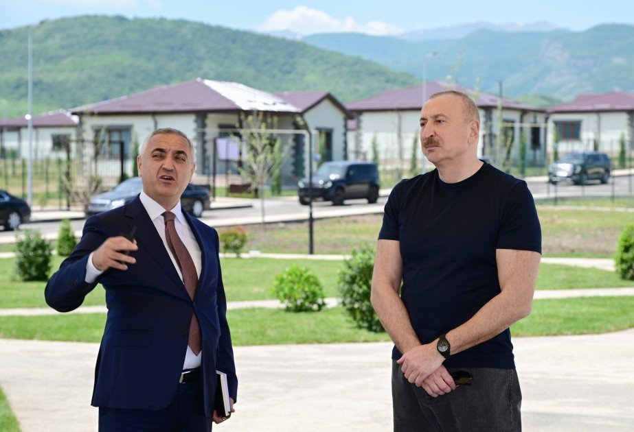 Prezident Xocalıda hərbçilər üçün nəzərdə tutulan fərdi evlərdə yaradılmış şəraitlə tanış olub