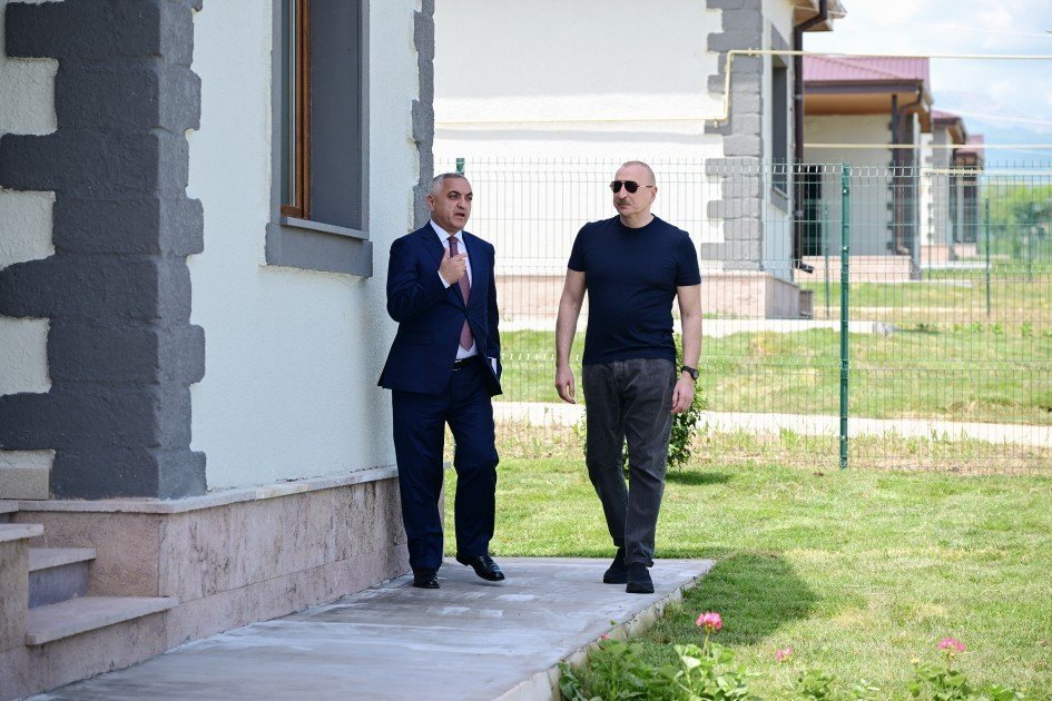Prezident Xocalıda hərbçilər üçün nəzərdə tutulan fərdi evlərdə yaradılmış şəraitlə tanış olub
