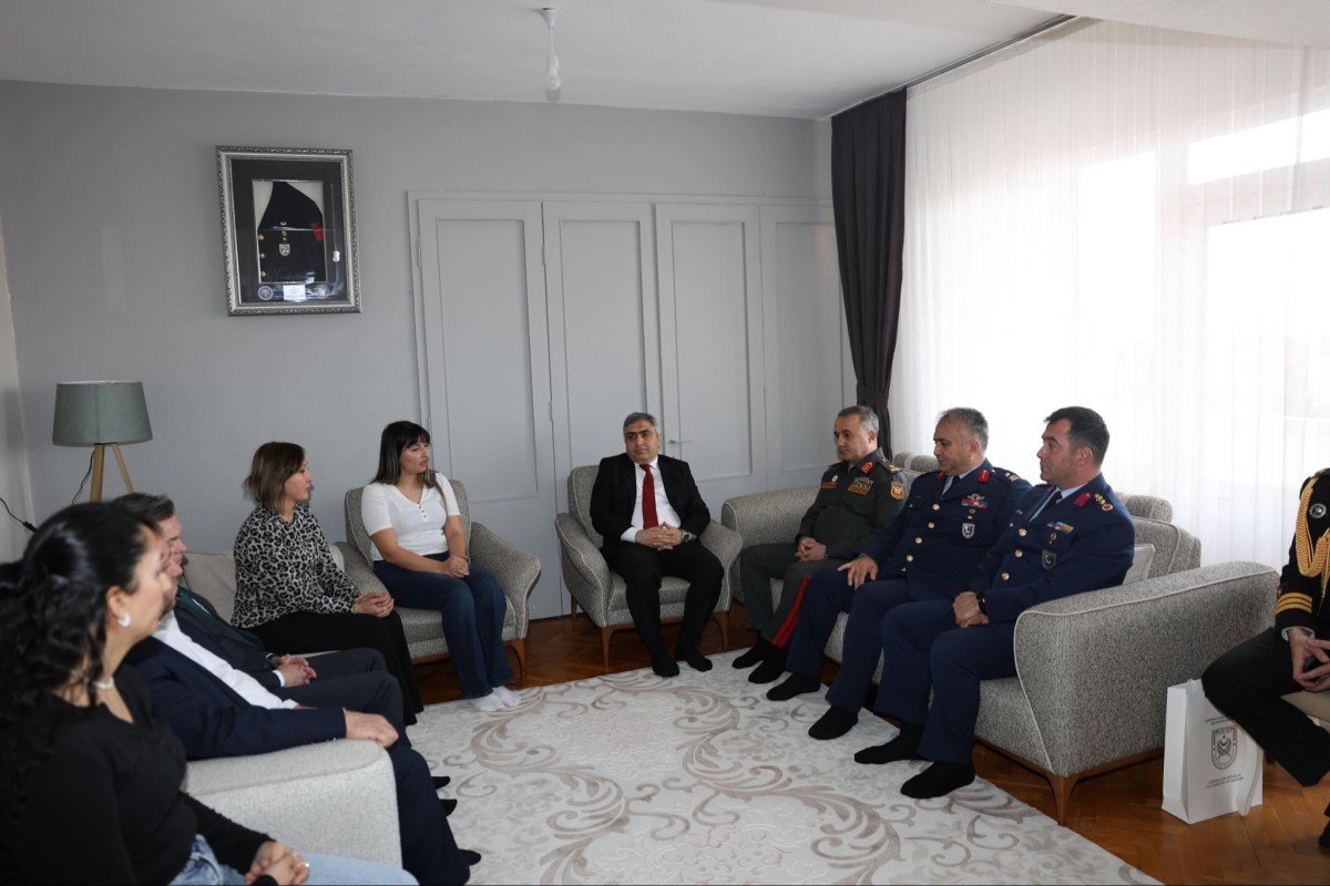 Azərbaycanın hərbi attaşesi Gürcüstanda təyyarə qəzasında şəhid olan türkiyəli hərbçilərin ailəsini ziyarət edib