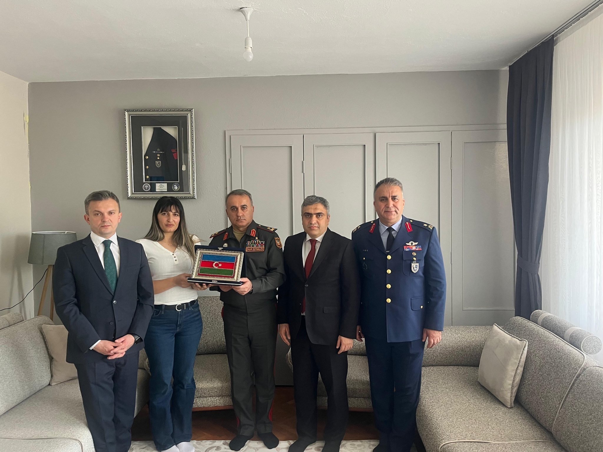 Azərbaycanın hərbi attaşesi Gürcüstanda təyyarə qəzasında şəhid olan türkiyəli hərbçilərin ailəsini ziyarət edib Azərbaycanın hərbi attaşesi Gürcüstanda təyyarə qəzasında şəhid olan türkiyəli hərbçilərin ailəsini ziyarət edib