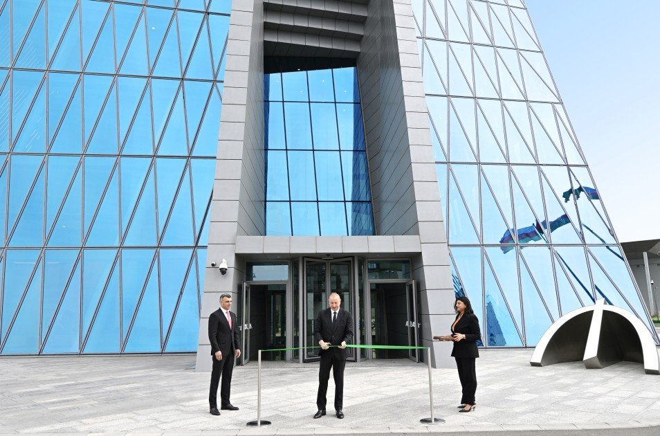 Prezident İlham Əliyev Mərkəzi Bankın yeni binasının açılışında iştirak edib Prezident İlham Əliyev Mərkəzi Bankın yeni binasının açılışında iştirak edib
