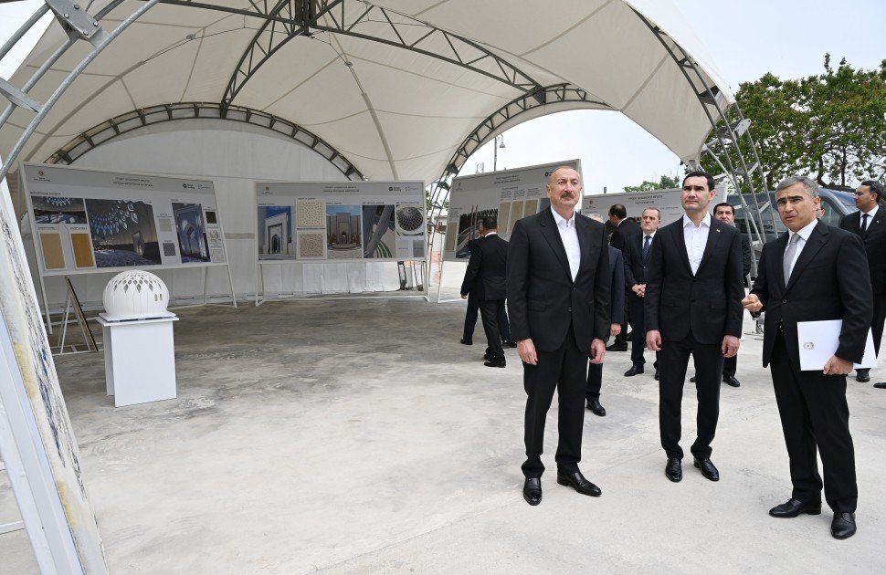 Azərbaycan və Türkmənistan prezidentləri Şuşa məscidində tikinti işlərinin gedişi ilə tanış olublar Azərbaycan və Türkmənistan prezidentləri Şuşa məscidində tikinti işlərinin gedişi ilə tanış olublar