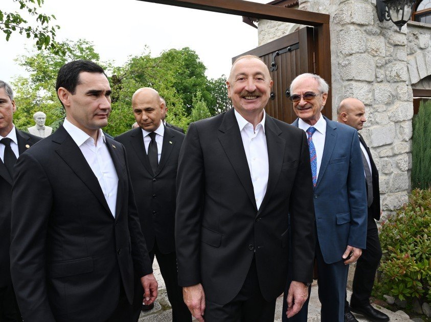 Prezidentlər İlham Əliyev və Sərdar Berdiməhəmmədov Şuşada Bülbülün ev-muzeyində olublar Prezidentlər İlham Əliyev və Sərdar Berdiməhəmmədov Şuşada Bülbülün ev-muzeyində olublar