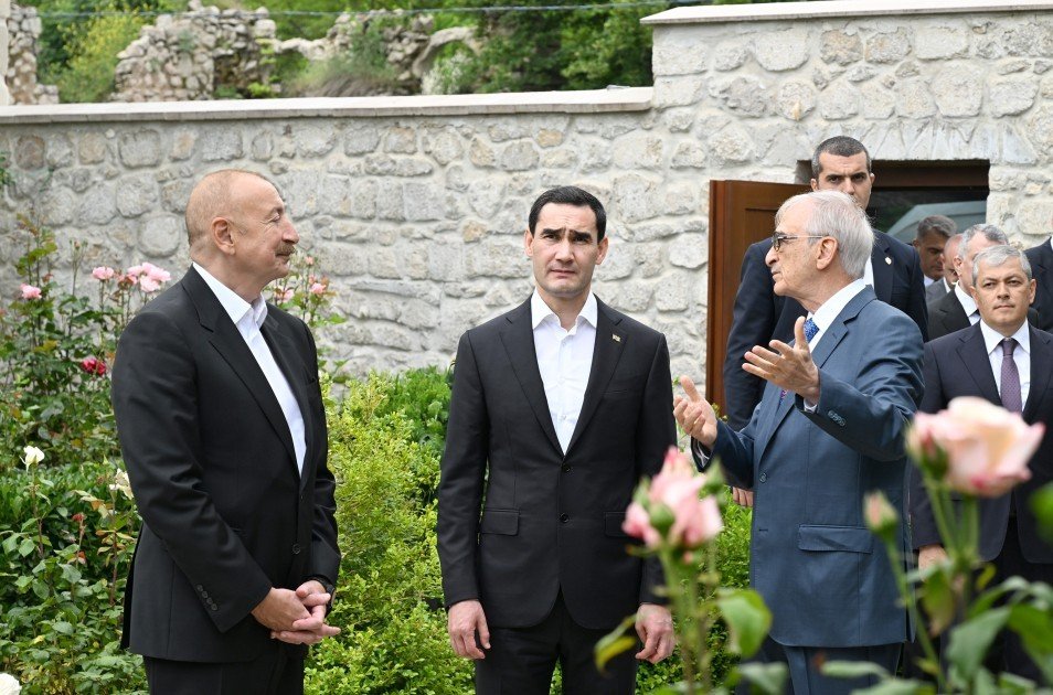 Prezidentlər İlham Əliyev və Sərdar Berdiməhəmmədov Şuşada Bülbülün ev-muzeyində olublar Prezidentlər İlham Əliyev və Sərdar Berdiməhəmmədov Şuşada Bülbülün ev-muzeyində olublar