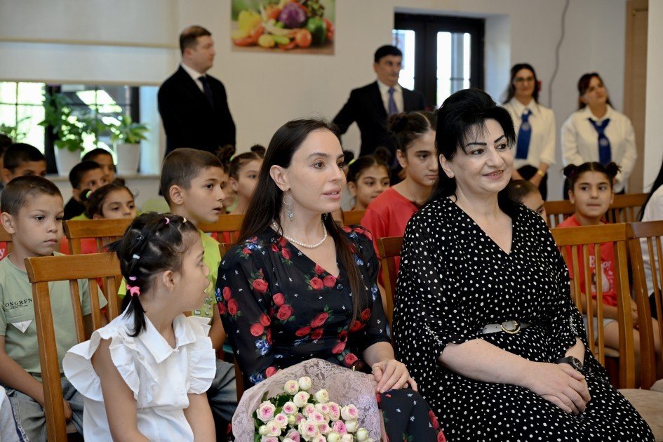 Leyla Əliyeva Şəkidə Uşaq evi sosial xidmət müəssisəsinin sakinləri ilə görüşüb Leyla Əliyeva Şəkidə Uşaq evi sosial xidmət müəssisəsinin sakinləri ilə görüşüb
