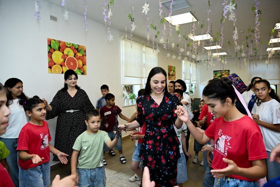Leyla Əliyeva Şəkidə Uşaq evi sosial xidmət müəssisəsinin sakinləri ilə görüşüb Leyla Əliyeva Şəkidə Uşaq evi sosial xidmət müəssisəsinin sakinləri ilə görüşüb